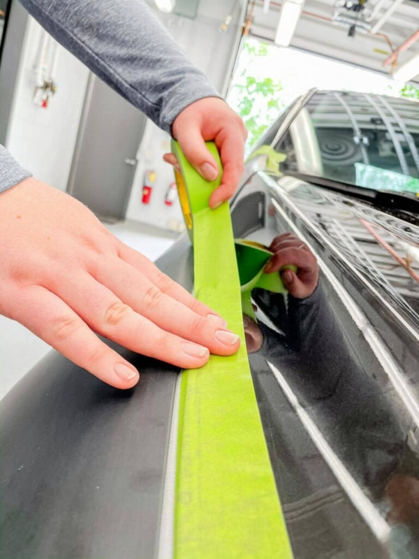 Preview: 3M™ Scotch® Abdeckband 233+, 18 mm x 55 m, 0,17 mm, Grün, Rückstandsfrei, Universal Kreppabdeckband, Beliebt für Autoreparatur