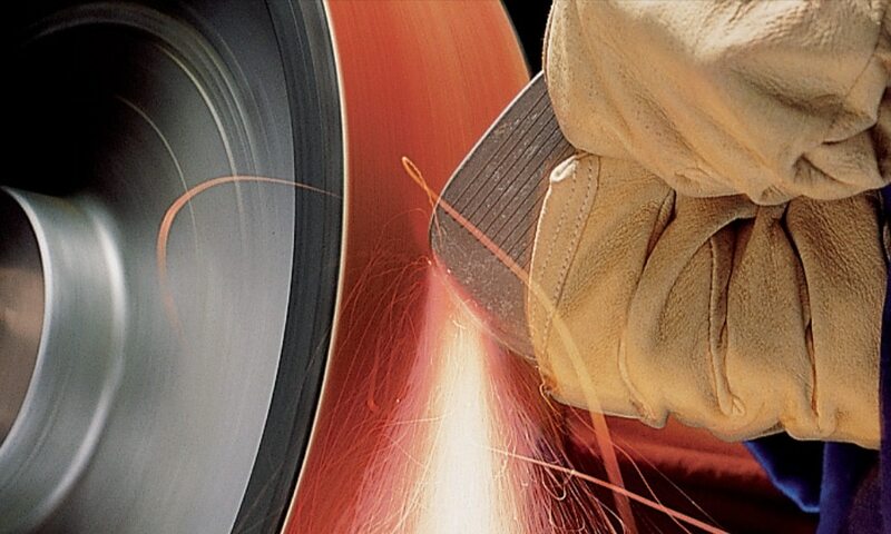 Preview: 3M™ Cubitron™ II 984F 404316, 75 mm x 2500 mm, 36+, YF-Polyester, Universal Schleifband mit Präzisions-Keramikkorn und Aluminiumoxid-Schleifkorn
