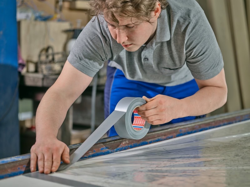Preview: tesa® Gewebeband / Duct Tape 60462, 50 mm x 50 m, 0,215 mm, Silber, Lösemittelfrei, Nachhaltig, Für schwierige Aufgaben