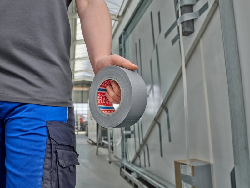 Preview: tesa® Gewebeband / Duct Tape 60462, 50 mm x 50 m, 0,215 mm, Silber, Lösemittelfrei, Nachhaltig, Für schwierige Aufgaben