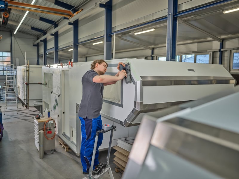 Preview: tesa® Gewebeband / Duct Tape 60462, 50 mm x 50 m, 0,215 mm, Silber, Lösemittelfrei, Nachhaltig, Für schwierige Aufgaben