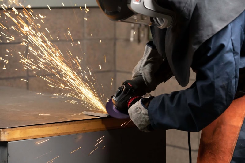 Preview: 3M™ Cubitron™ 3 Cut and Grind Schruppscheibe 93473, Ø 180 mm x 3,5 mm, ø 22 mm, 36+, 8.500 U./Min., Typ 27 Gekröpft, Präzisions-Keramikkorn, Für alle Schrupp- und Trennarbeiten