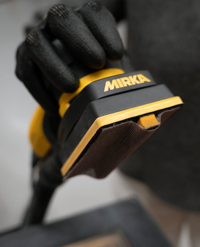 Preview: Mirka® Nut Softauflage für Schleifschuhe 8294751010, 100 x 150 mm, 10 mm, 7 Löcher, Kletthaftend, 12,5 x 100 mm vorperforiert, Ideal für DEOS Schwingschleifer, Für Lochsysteme: Multilochung und Gitternetzschleifstreifen