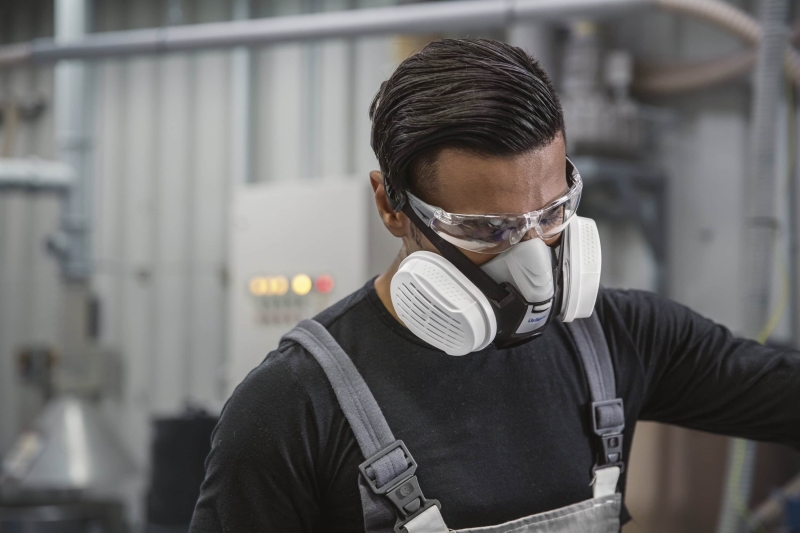 Preview: Dräger® X-plore® 3300 Gasmaske / Halbmaske Chemiearbeiter Set 3708071, Größe S, A1B1E1K1 Hg P3 R D Kombinationsfilter, Soft TPE, Dräger® Bajonett-Klick Filteranschluss