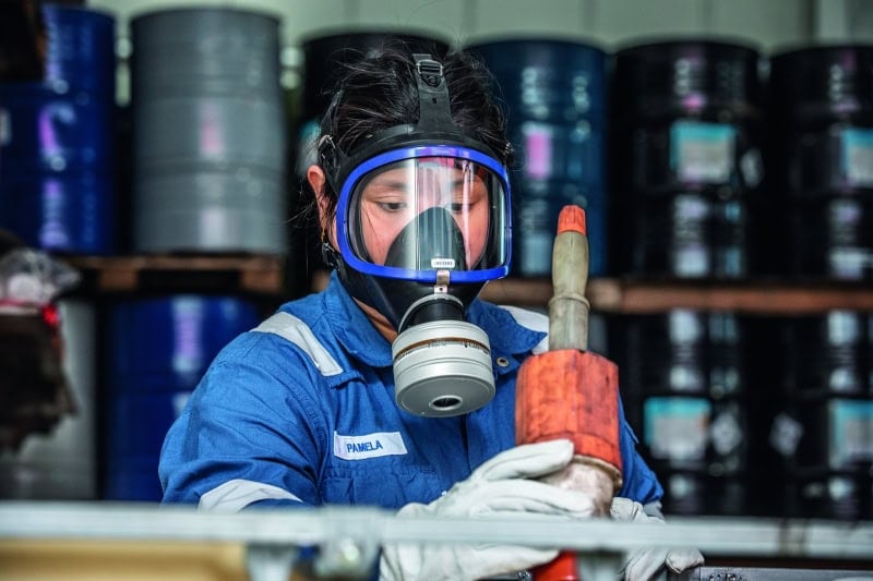 Preview: Dräger® X-plore® 6530 Gasmaske / Vollmaske R55810, Universalgröße, Chemikalienbeständige Triplex Sichtscheibe, EPDM Maskenkörper, Edelstahlrahmen, RD40 Filteranschluss [NATO Standard], Für Industrieeinsatz