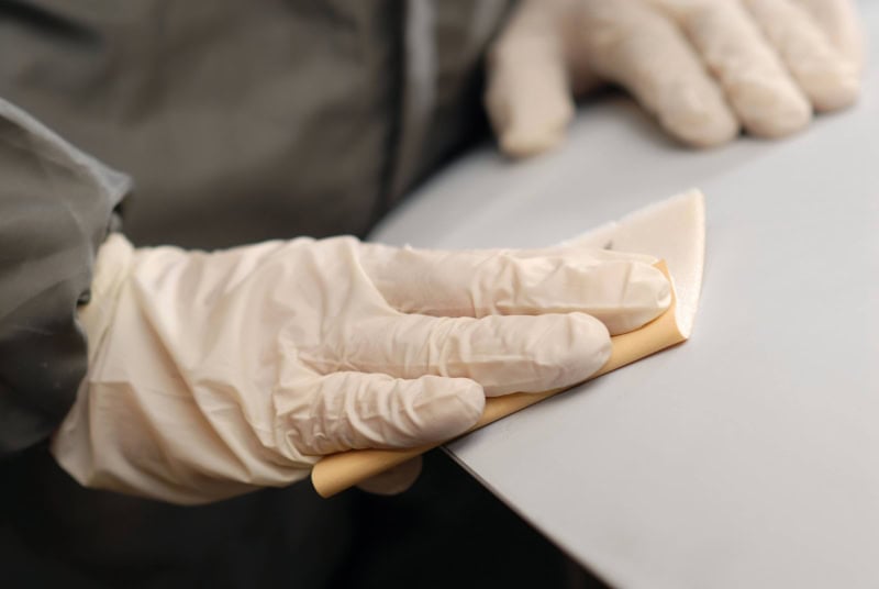 Preview: Mirka® Goldflex Soft 2912706112, 115 mm x 125 mm, P120, A, Weich, Ohne Haftung, 150 Stück auf der Rolle, Perforierte einseitige Handpads mit Aluminiumkorn, Für Finish- und Polierarbeiten an Werkstücken
