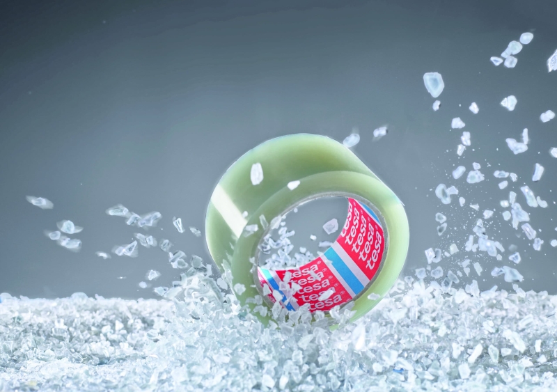 Preview: tesa® Verpackungsklebeband 60416, 50 mm x 100 m, 0,042 mm, Braun, Dünn, Leises Abrollen, Recycling Freundlich, Sortenrein, Nachhaltiges Universal PET Verpackungsklebeband, Für leichte & mittelschwere Kartons bis 30 Kg