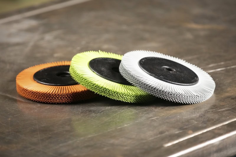 Preview: 3M™ Scotch-Brite™ Präzisions Radialborstenbürste PN-RB 7100374840, Ø 150 mm x ø 11 mm, Breite: 25 mm, 80+, Typ C (Gebogene Borsten), Mit Adapter, Orange, 6.000 U./Min., Für Reinigungs- und Entgratungsarbeiten