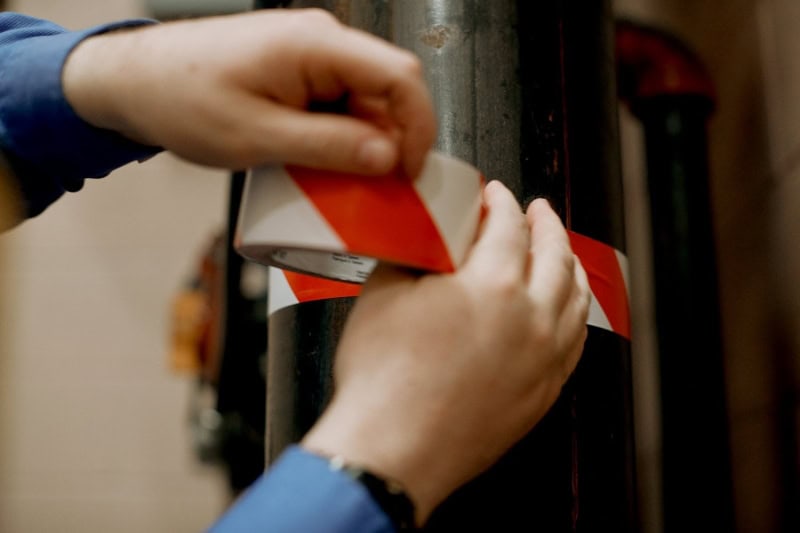 Preview: 3M™ Bodenmarkierung & Gefahren Warnband 767i, 50 mm x 33 m, 0,129 mm, Rot/Weiß, Einzelverpackung für den Einzelhandel, Für die Markierung von Gefahrenstellen