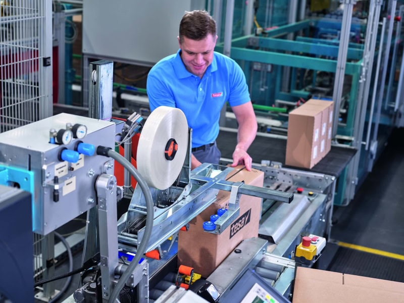 Preview: tesa® Verpackungsklebeband 60418, 50 mm x 132 m, 0,036 mm, Braun, Dünn, Leises Abrollen, Recycling Freundlich, Sortenrein, Nachhaltiges Universal PET Verpackungsklebeband, Für leichte & mittelschwere Kartons bis 30 Kg