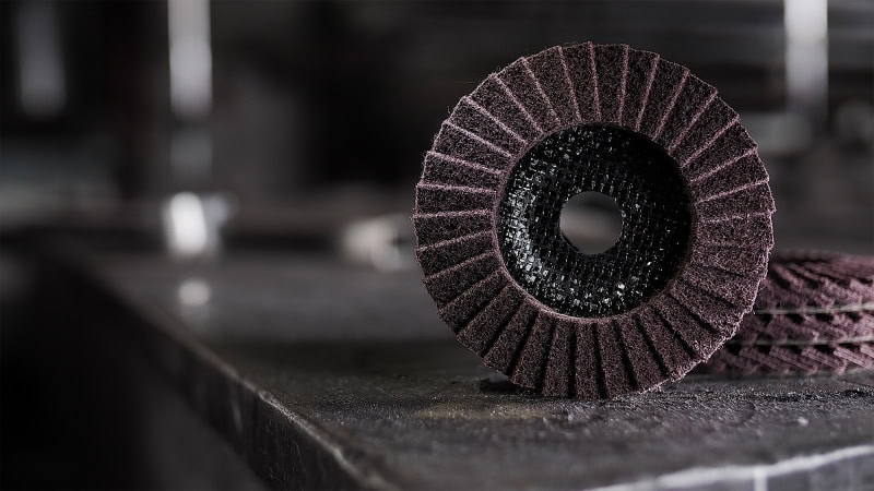 Preview: KLINGSPOR SMT 800 Vliesmopteller 278498, Ø 125 x 22 mm, P60, A, Grob, Braun, 12.200 U./Min., Gewölbt, Aluminiumkorn, Für Abtrags- und Finisharbeiten