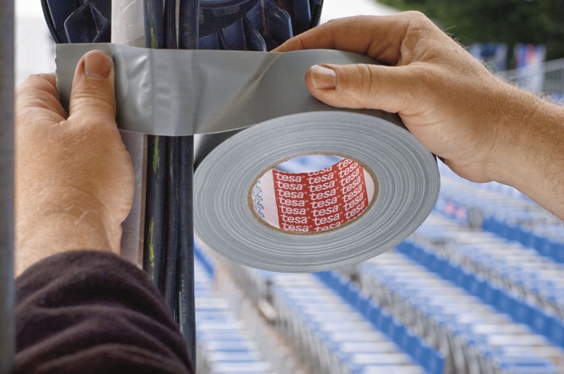 Preview: tesaband® Gewebeband 53799, 1300 mm x 50 m, 0,31 mm, Blau, Reflektierendes Gewebeband mit PE-Beschichtung für raue Untergründe