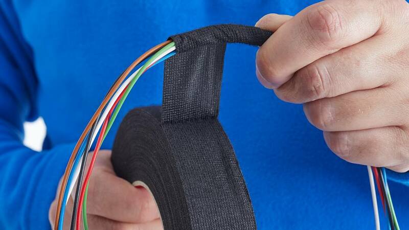 Preview: tesa® PET Vliesband / Kabelsatzband 51609, 19 mm x 50 m, 0,28 mm, Schwarz, Geräuschdämmend, Ideal zum Umwickeln von Kabelsätzen