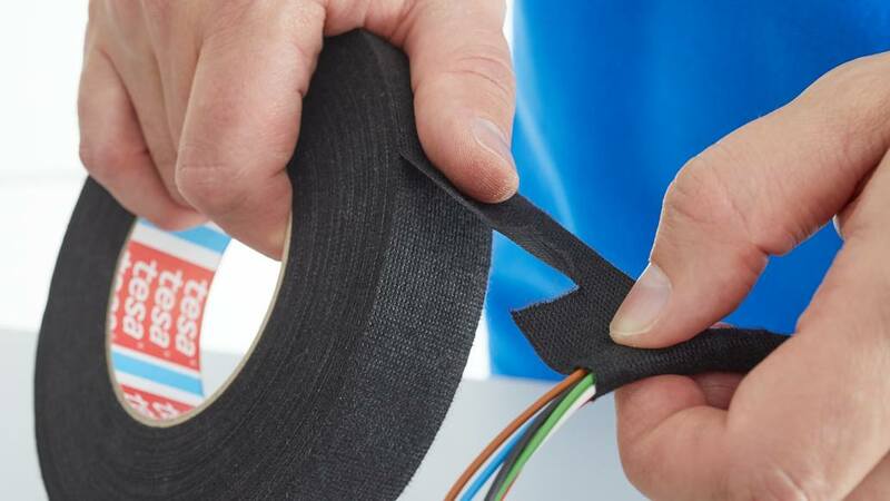 Preview: tesa® PET Vliesband / Kabelsatzband 51609, 9 mm x 50 m, 0,28 mm, Schwarz, Geräuschdämmend, Ideal zum Umwickeln von Kabelsätzen