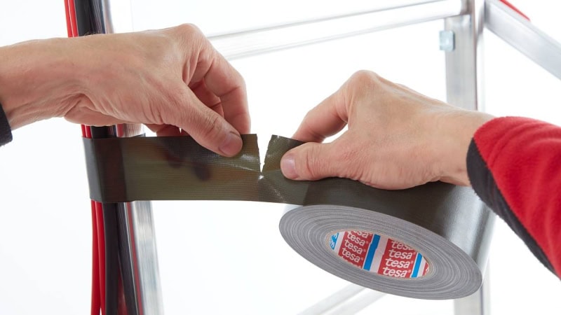 Preview: tesaband® 53799, 50 mm x 50 m, 0,31 mm, Schwarz, Reflektierendes Gewebeband mit PE-Beschichtung