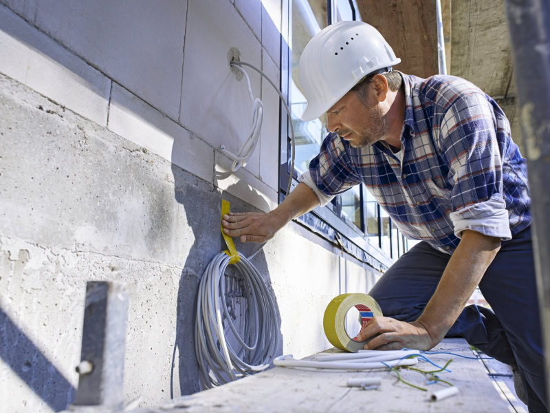 Preview: tesa® Professional Stein- und Betonband 4662, 48 mm x 50 m, 0,23 mm, Silber, Allzweck Gewebeband ideal für Putz- und Mauerwerksarbeiten