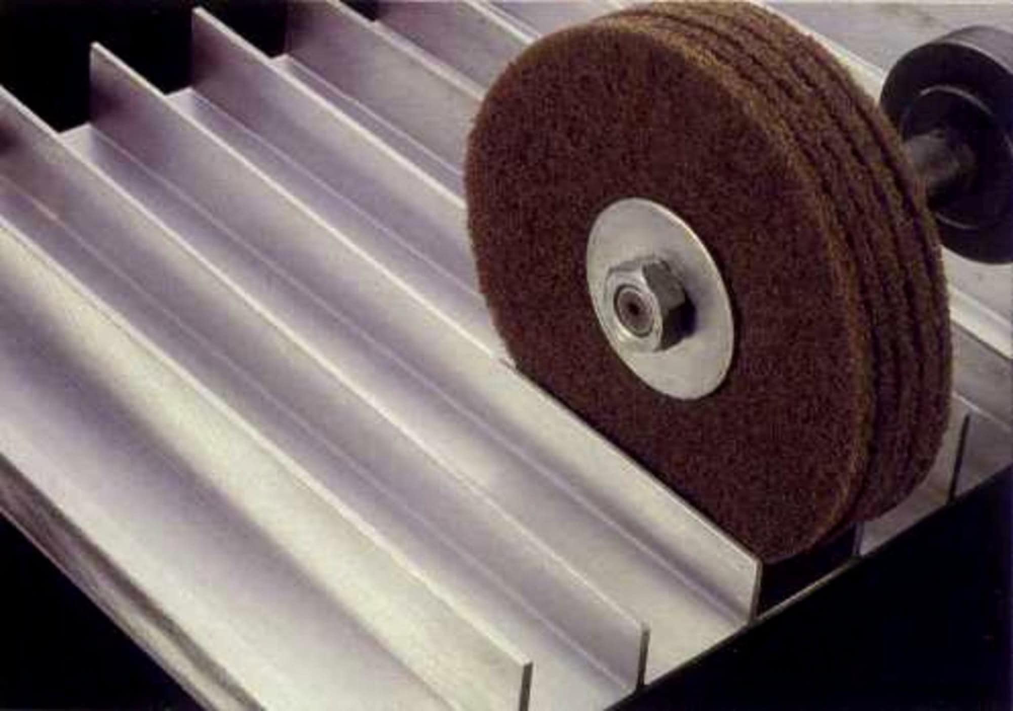 3M™ Scotch-Brite™ Hookit™ CF-HA 60231, Ø 150 mm, P100 - 150, A, Medium, 10.000 U/Min., Ungelocht, Kletthaftend, Vliesscheibe mit Aluminiumkorn, Für Überblendungs- und Finisharbeiten