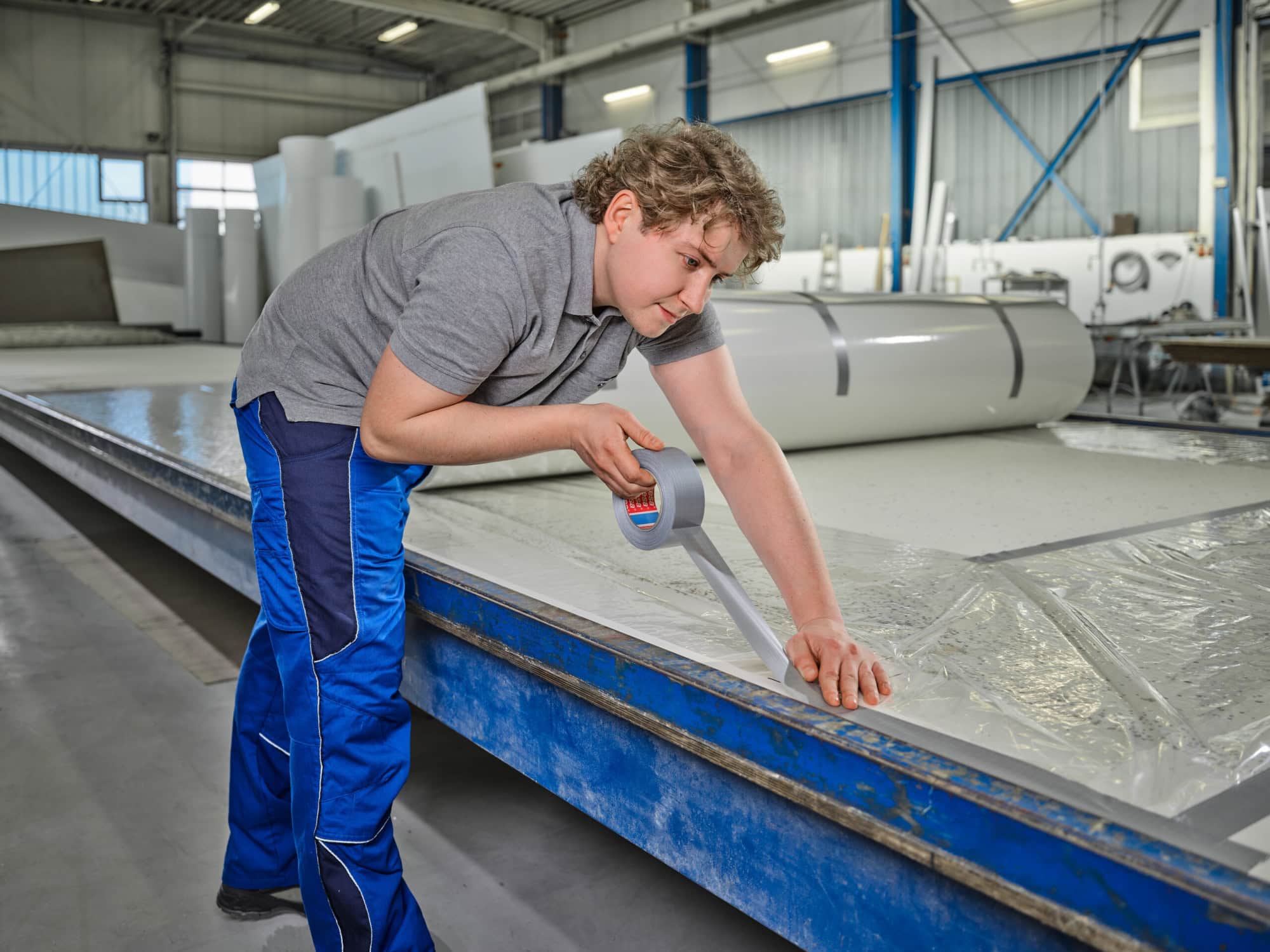 tesa® Gewebeband / Duct Tape 60462, 100 mm x 50 m, 0,215 mm, Silber, Lösemittelfrei, Nachhaltig, Für schwierige Aufgaben