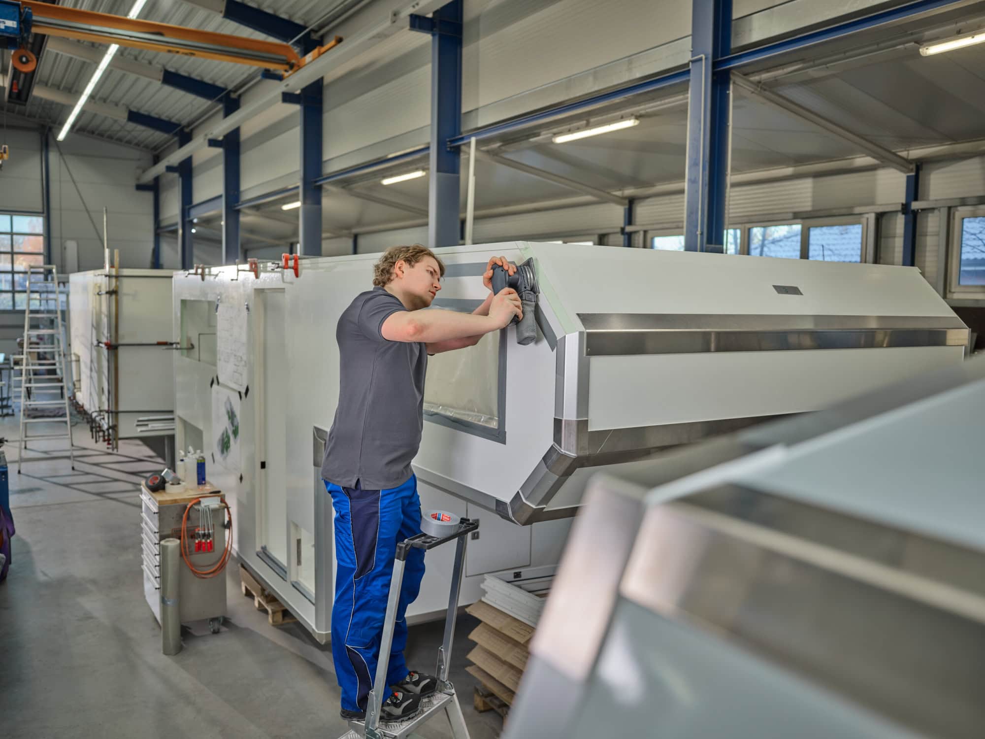tesa® Gewebeband / Duct Tape 60462, 50 mm x 50 m, 0,215 mm, Silber, Lösemittelfrei, Nachhaltig, Für schwierige Aufgaben