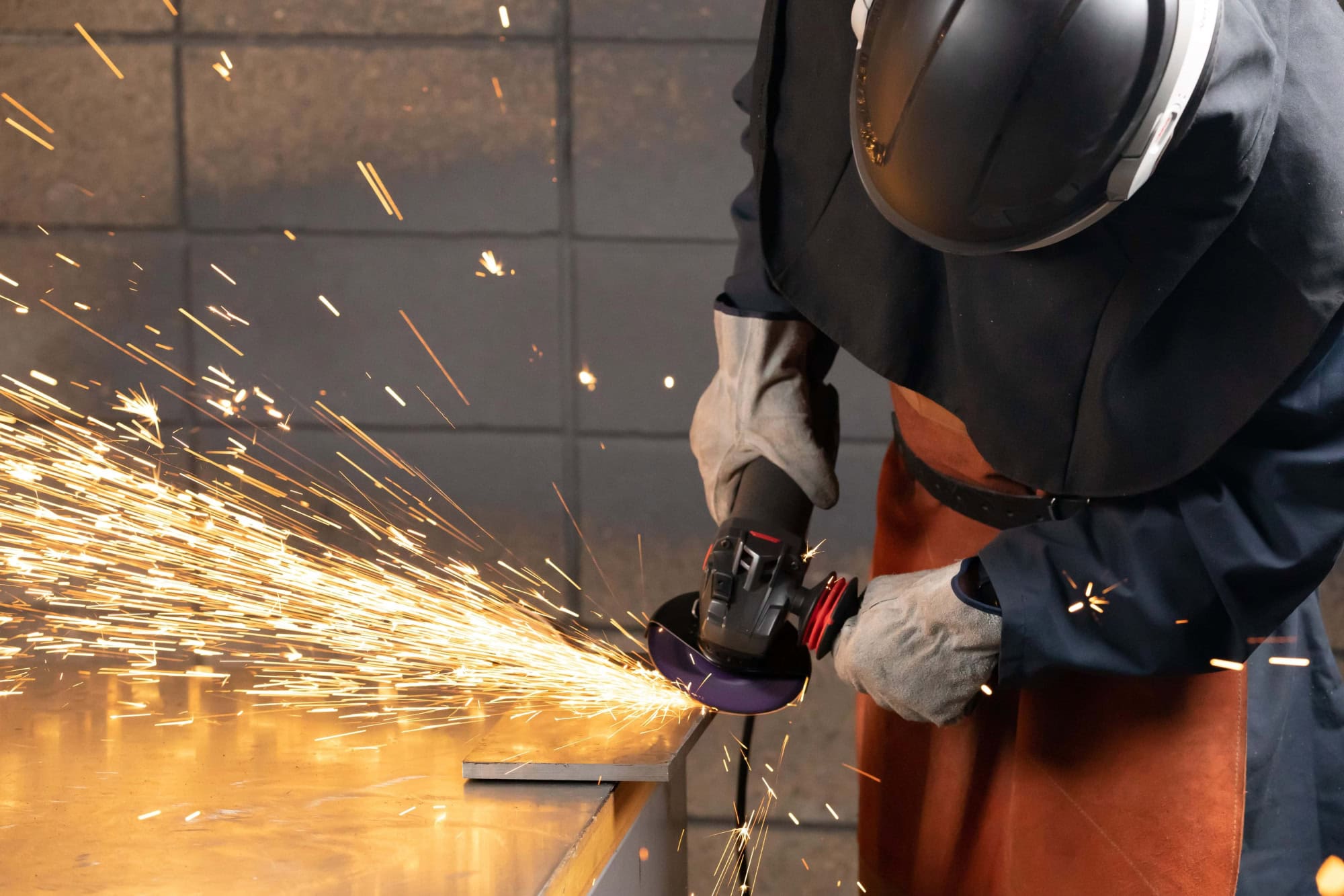 3M™ Cubitron™ 3 Cut and Grind Schruppscheibe 93473, Ø 180 mm x 3,5 mm, ø 22 mm, 36+, 8.500 U./Min., Typ 27 Gekröpft, Präzisions-Keramikkorn, Für alle Schrupp- und Trennarbeiten