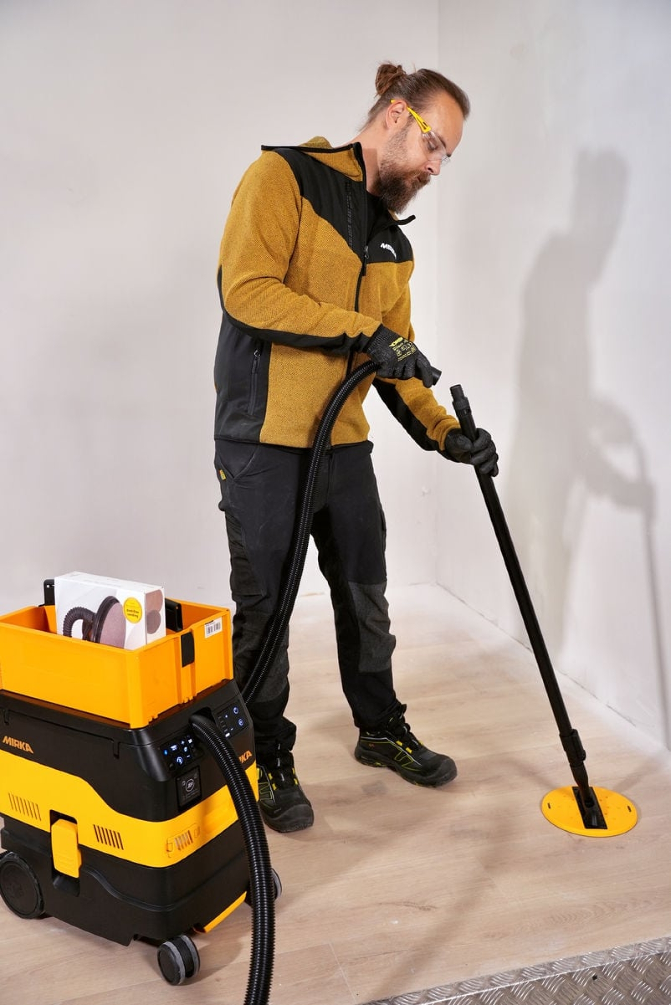 Preview: Mirka® DecoSander 8393801011, 80 x 230 mm + Ø 225 mm, Hart, Multilochung, Schwarz, Kletthaftend, Stabschleifer mit Absaugschlauch und Tragetasche