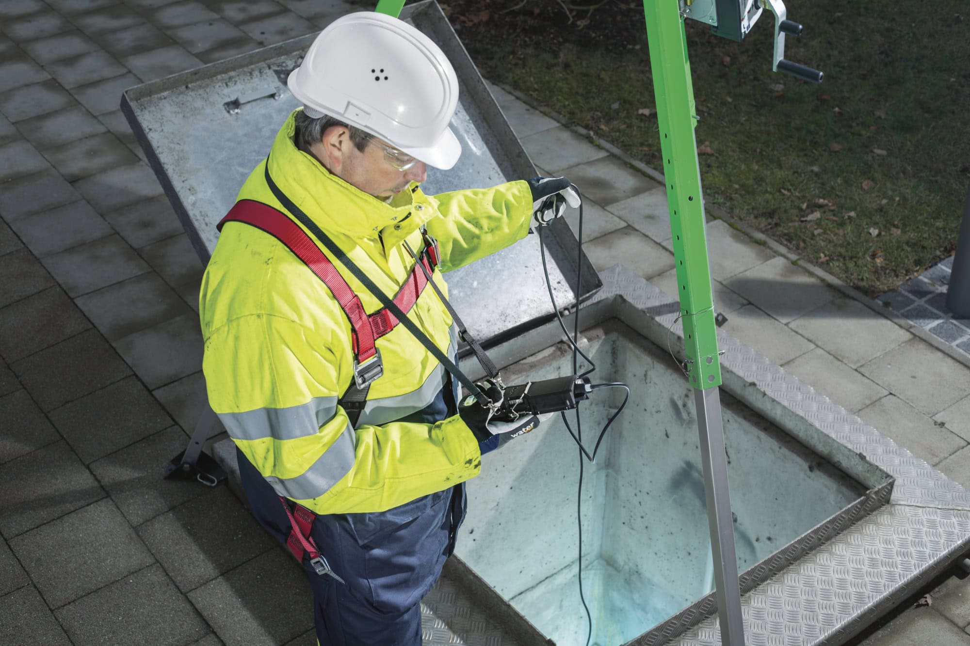 Preview: Dräger® X-am® Pumpe inkl. Netzteil & Tragegurt 8327115, Zur Fernprobenahme von Gasen, Für Dräger® X-am® 2500 / 2800 / 5000 / 5600 / 5800