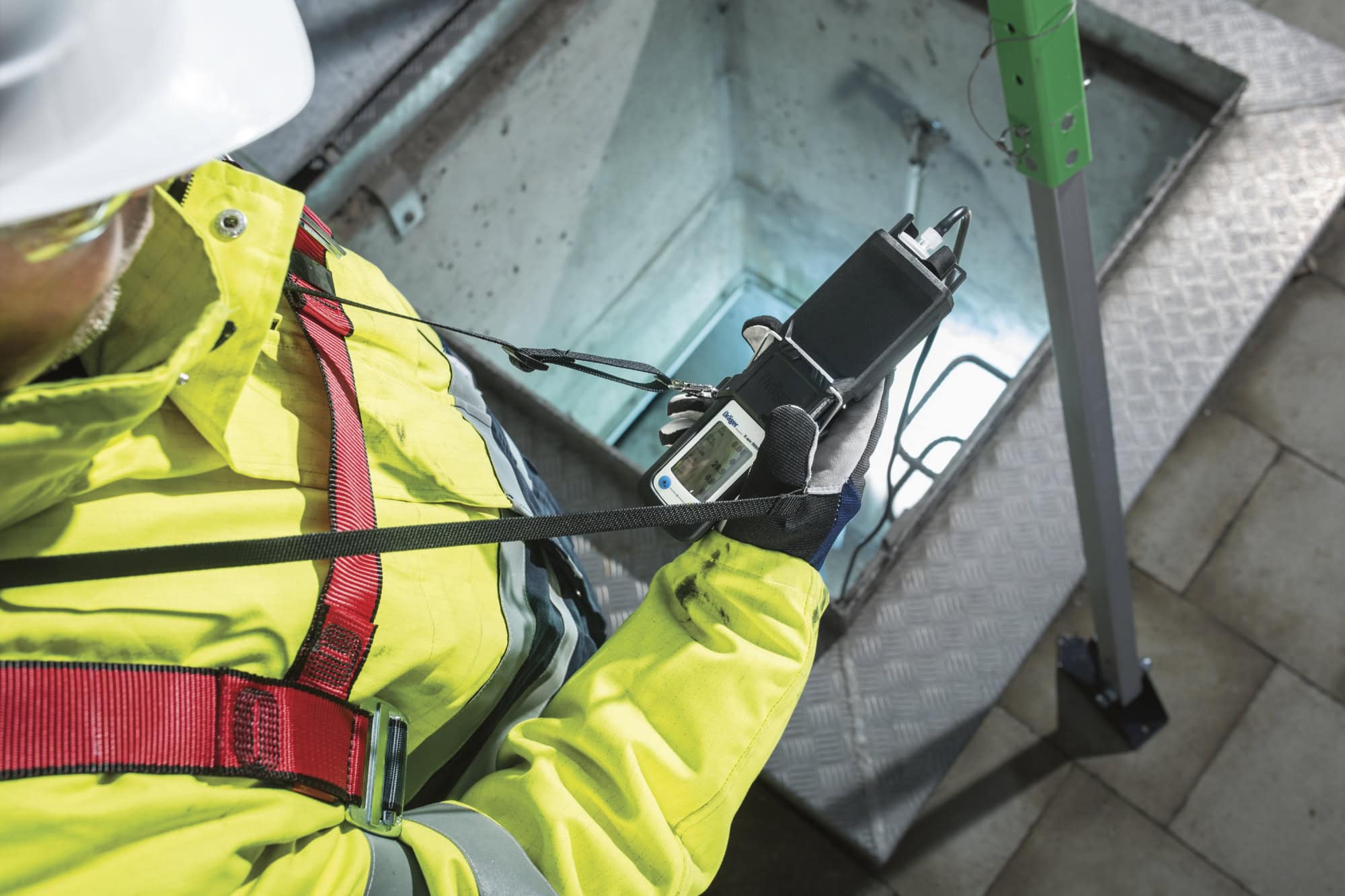 Preview: Dräger® X-am® Pumpe CSE Kit 8327117, X-am® Pumpe inkl. Koffer, Tragegurt, Schwimmersonde, 5 m FKM Schlauch & Netzteil, Zur Fernprobenahme von Gasen, Für Dräger® X-am® 2500 / 2800 / 5000 / 5600 / 5800