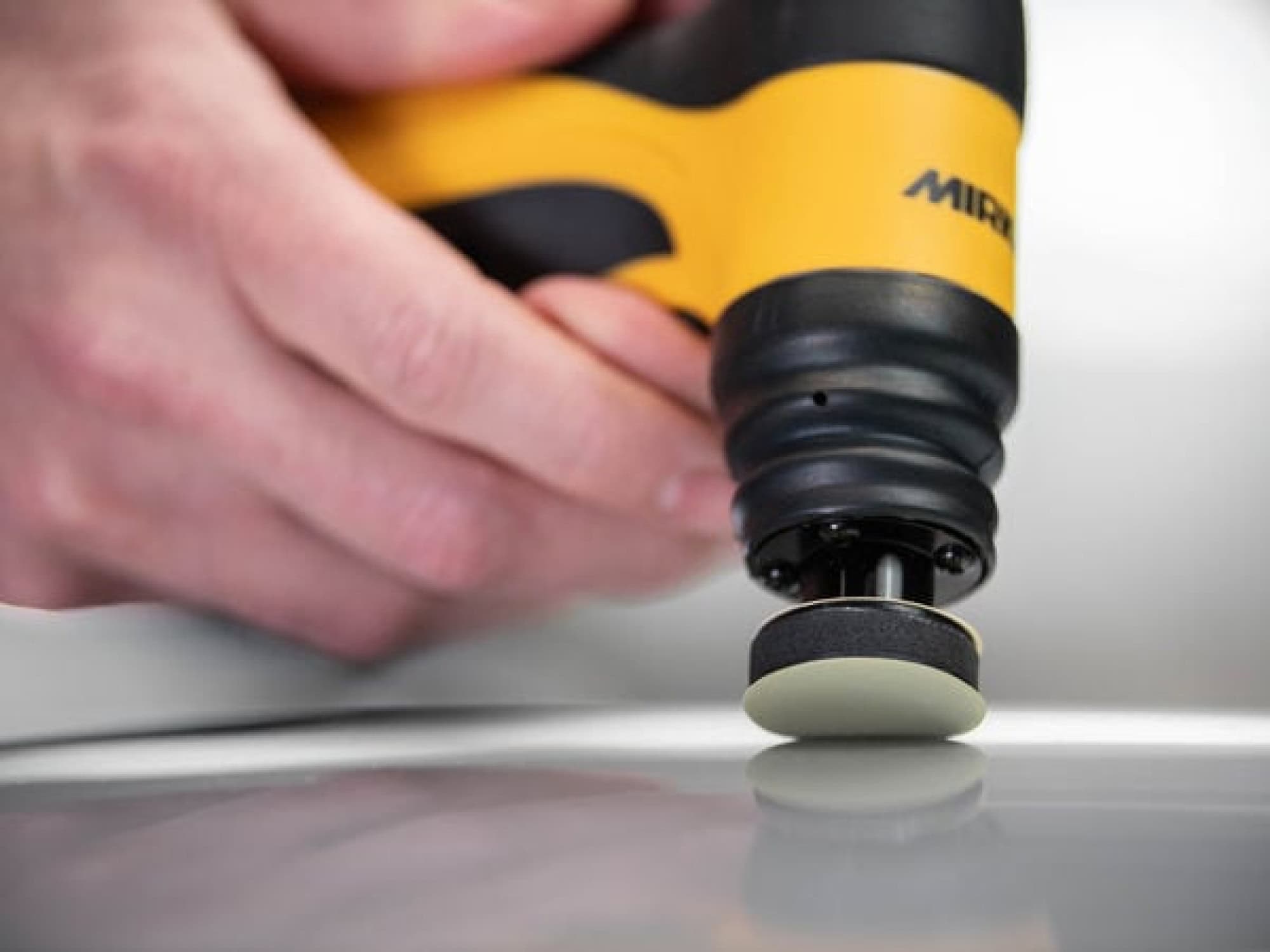 Mirka® Iridium SR 2430909996, Ø 32 mm, P5000, S, Gelb, Klebefilmhaftend, Polyesterfilm, Schleifblüten mit Siliziumkarbidkorn, Für Finisharbeiten