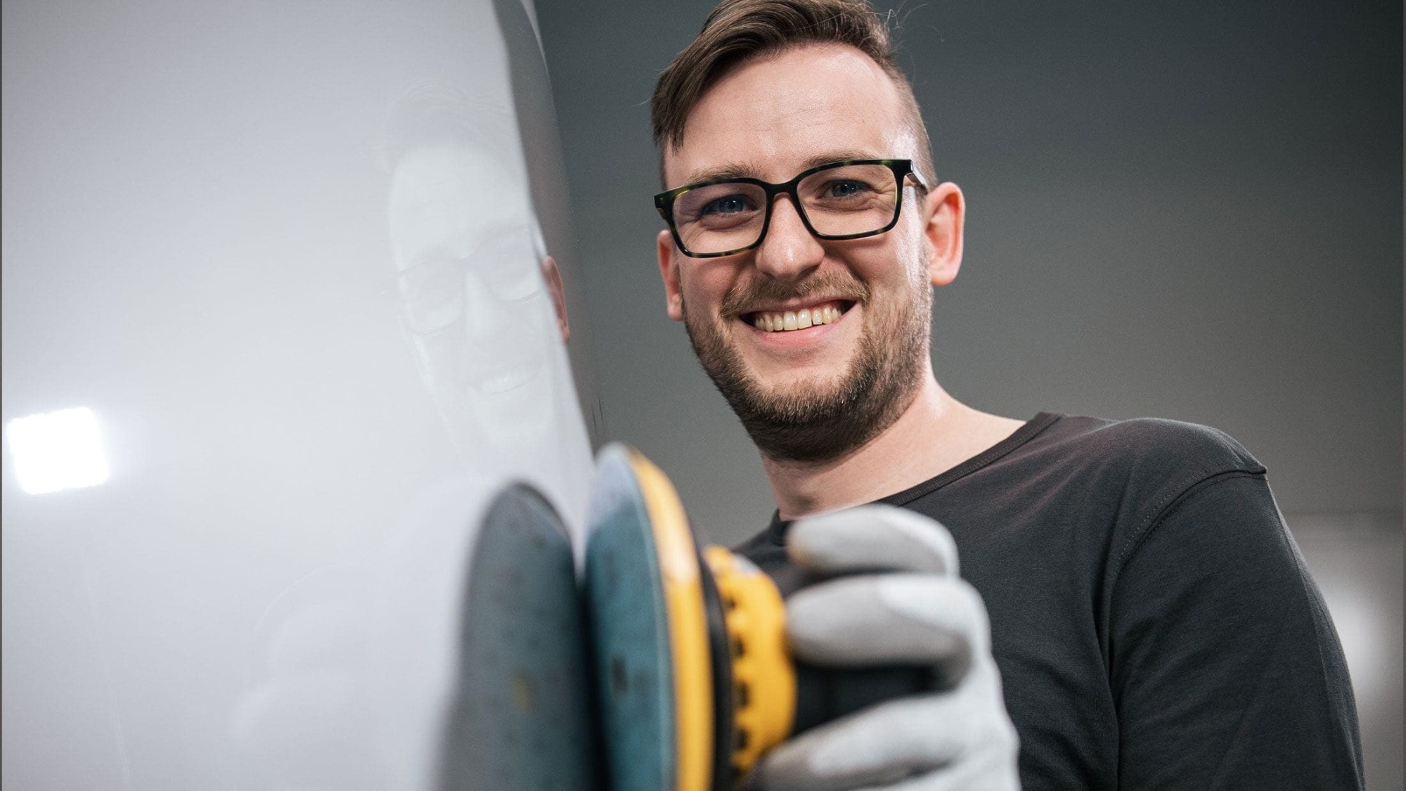 Preview: Mirka® Galaxy FY62205040, Ø 150 mm, P40, Ungelocht, Kletthaftend, Filmscheibe mit Präzisions-Keramik- & Aluminiumkorn