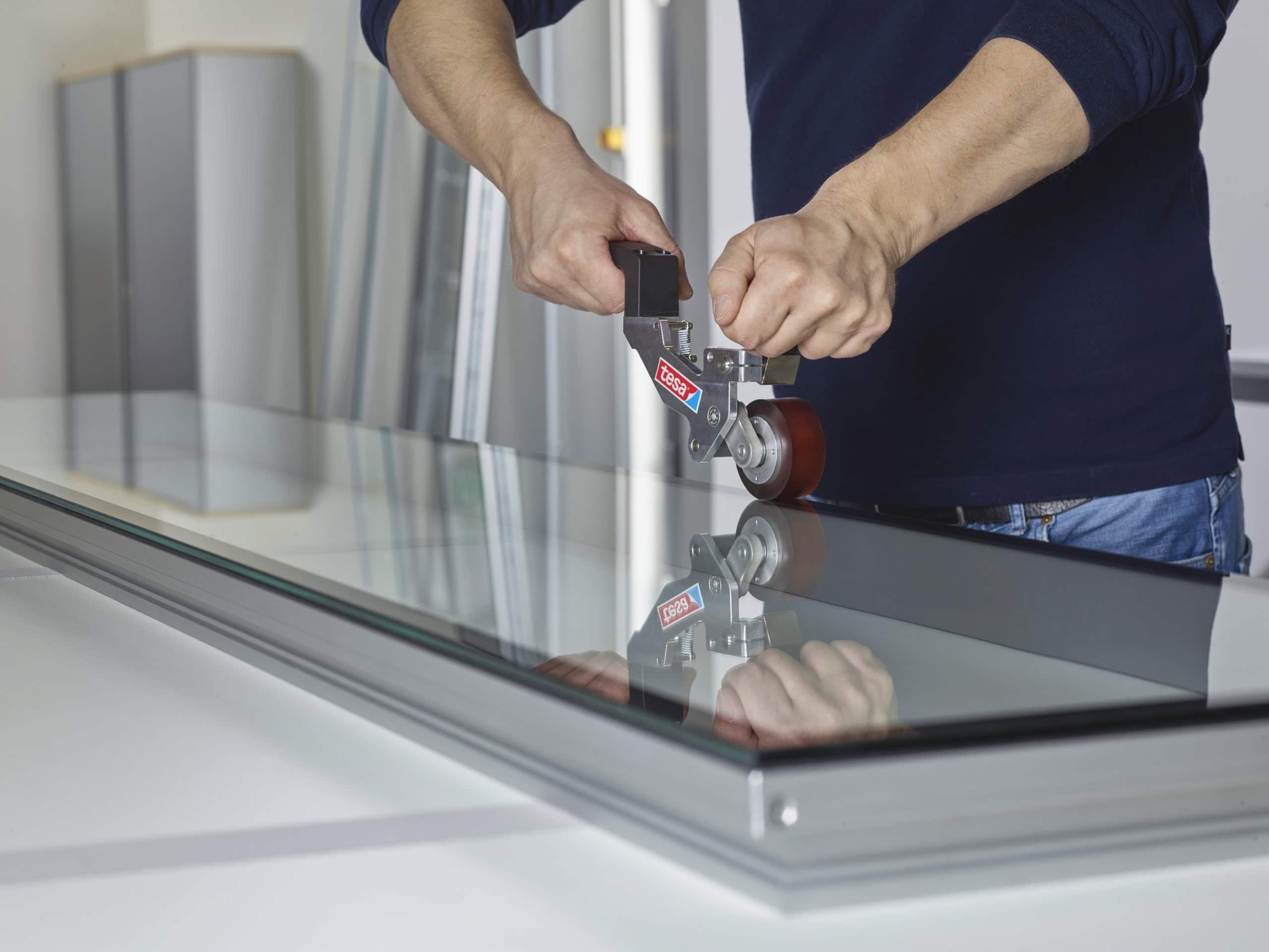 Preview: tesa® ACXplus 7074 Klebeband, 12 mm x 25 m, 1 mm, Schwarz, Blaue Abdeckung, PV 24, Doppelseitiges Acrylatschaum Multi-Material Klebeband