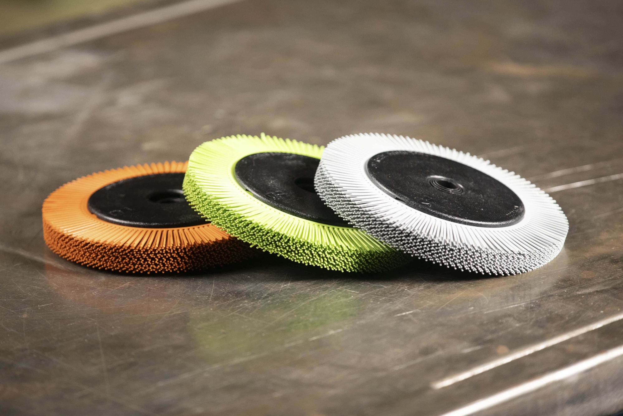 3M™ Scotch-Brite™ Präzisions Radialborstenbürste PN-RB 7100374837, Ø 200 mm x ø 32 mm, Breite: 25 mm, 80+, Typ S (Gerade Borsten), Mit Flansch, Orange, 6.000 U./Min., Für Reinigungs- und Entgratungsarbeiten