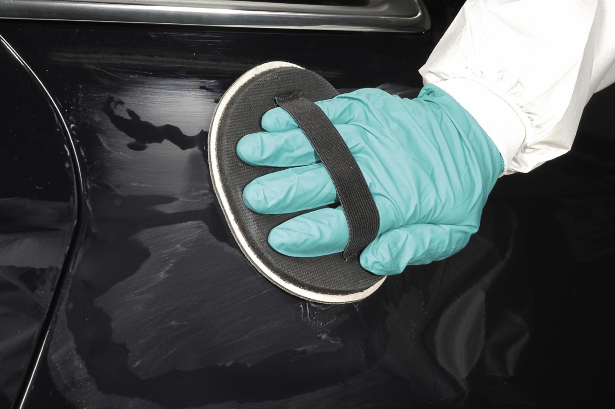 Preview: 3M™ Hookit™ Handpad 05791, Ø 150 mm, 6 mm Dicke, Schwarz, Ungelocht, Kletthaftend, Handschleifteller mit Gummiband Lasche, Für Reinigungs- und Vorbereitungsarbeiten an Werkstücken