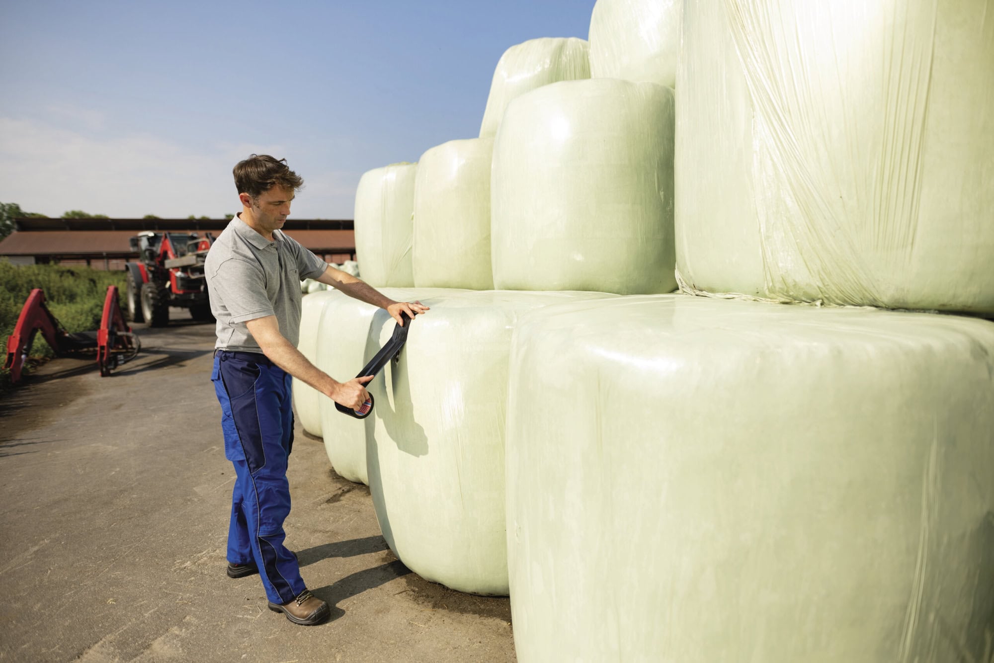Preview: tesa® Siloband / Reparaturband 4648, 50 mm x 33 m, 0,12 mm, Schwarz, Ideal für die Reparatur von Silofolien & Silageballen Umwicklungen