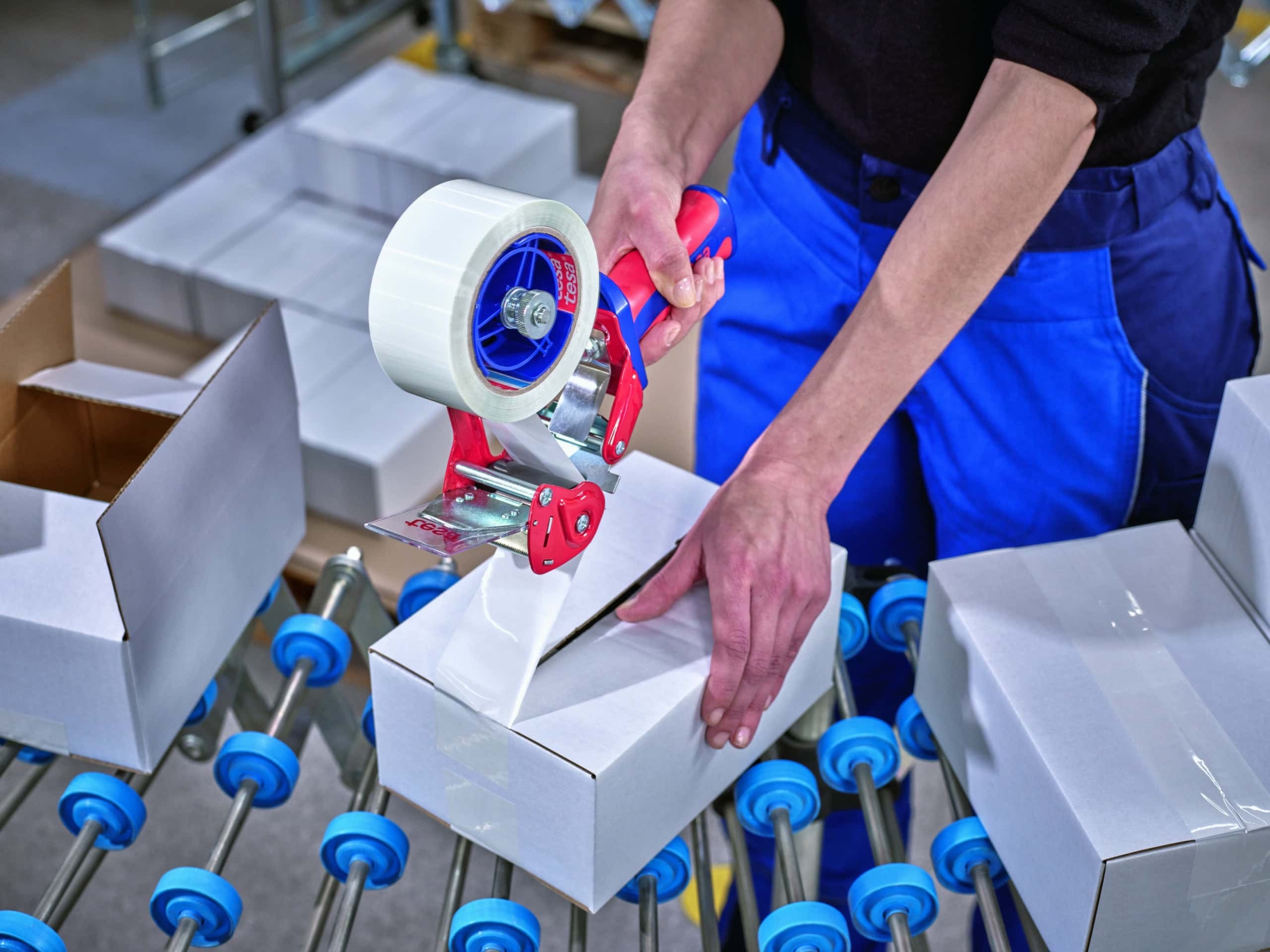 Preview: tesa® Verpackungsklebeband 60416, 50 mm x 100 m, 0,042 mm, Transparent, Dünn, Leises Abrollen, Recycling Freundlich, Sortenrein, Nachhaltiges Universal PET Verpackungsklebeband, Für leichte & mittelschwere Kartons bis 30 Kg