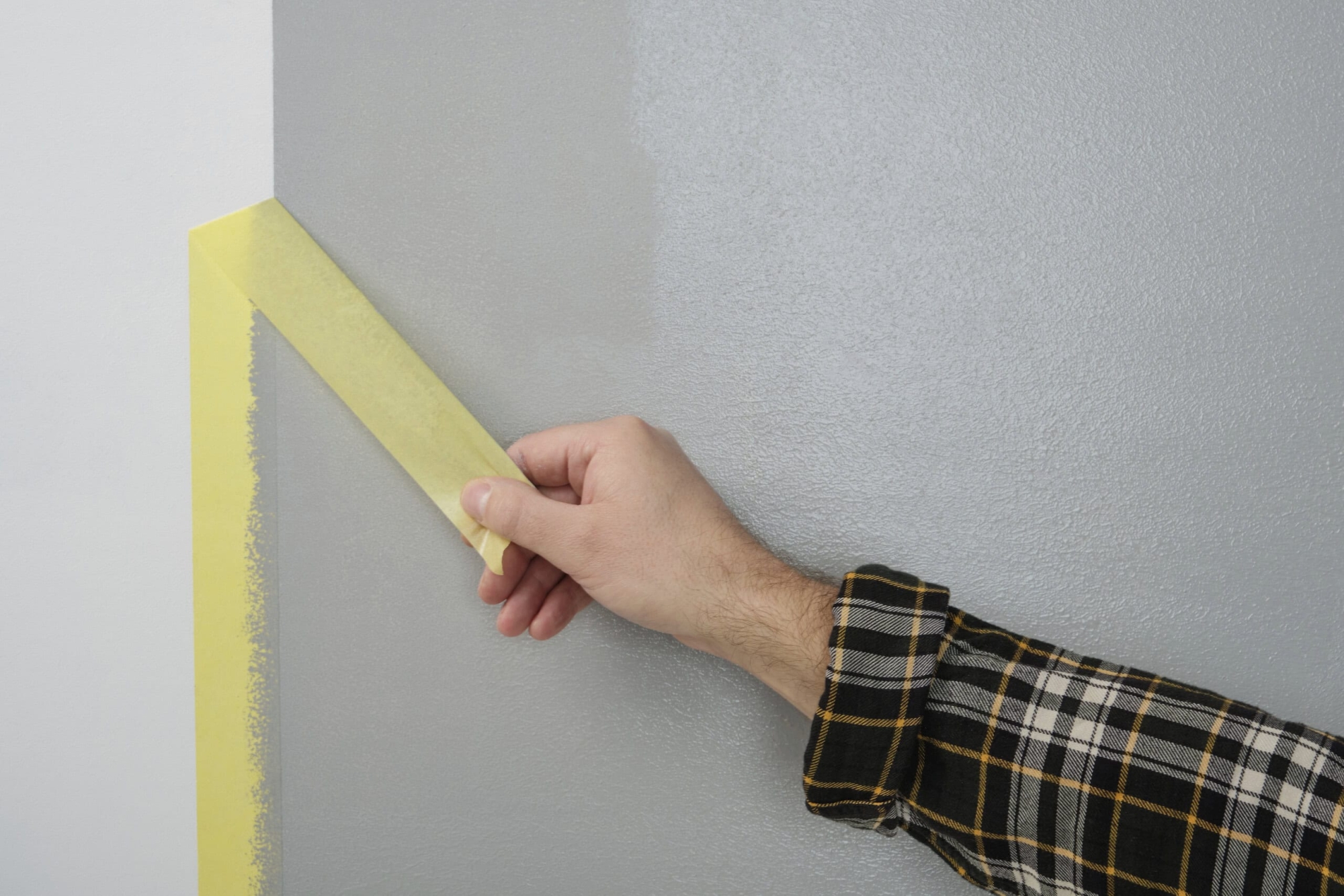 tesa® Professional 4334 Präzisionskrepp® PLUS, 19 mm x 50 m, 0,09 mm, Gelb, Malerband & Lackierband für perfekte Ergebnisse