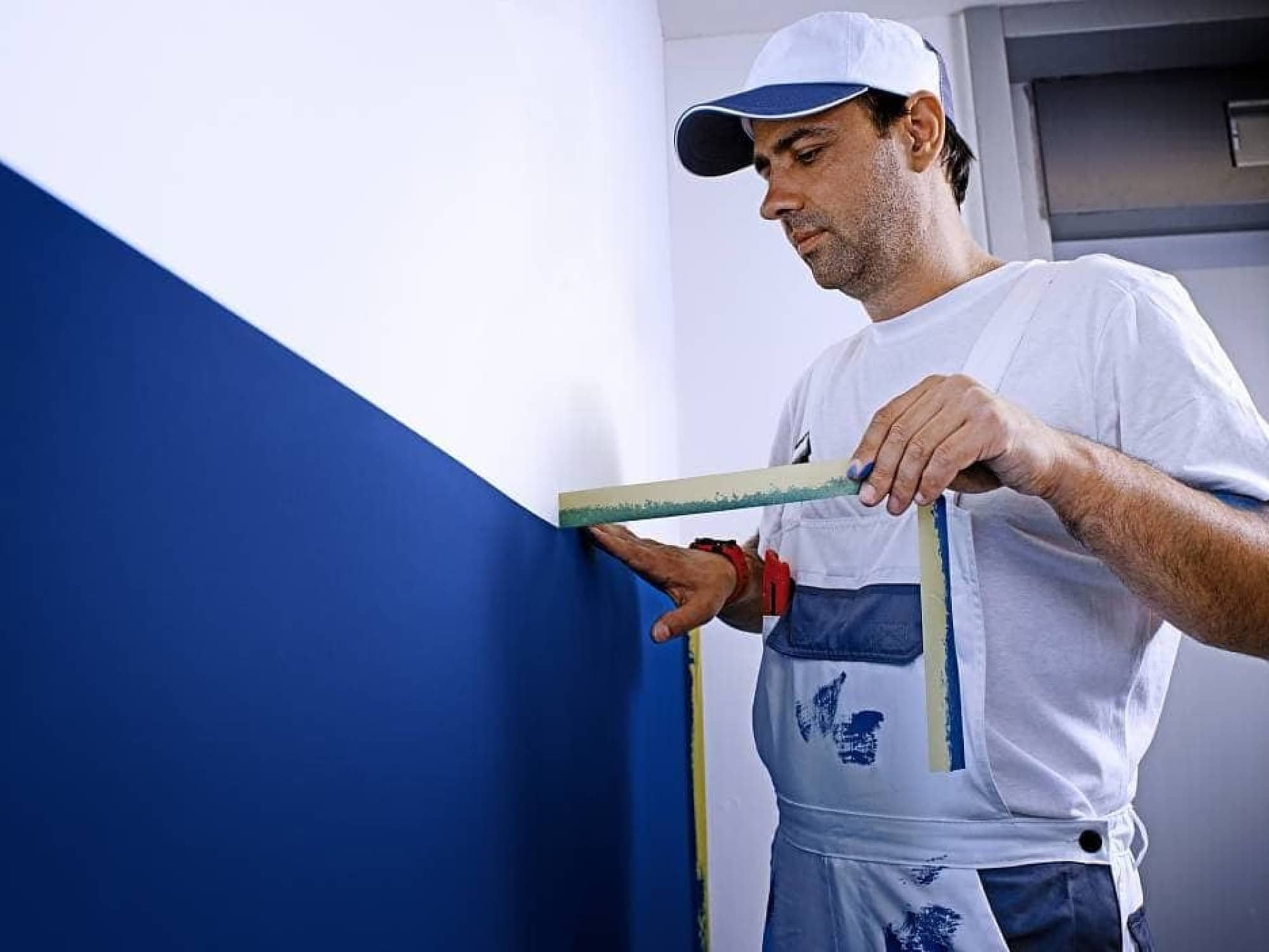 tesa® Professional 4334 Präzisionskrepp® PLUS, 30 mm x 50 m, 0,09 mm, Gelb, Malerband & Lackierband für perfekte Ergebnisse
