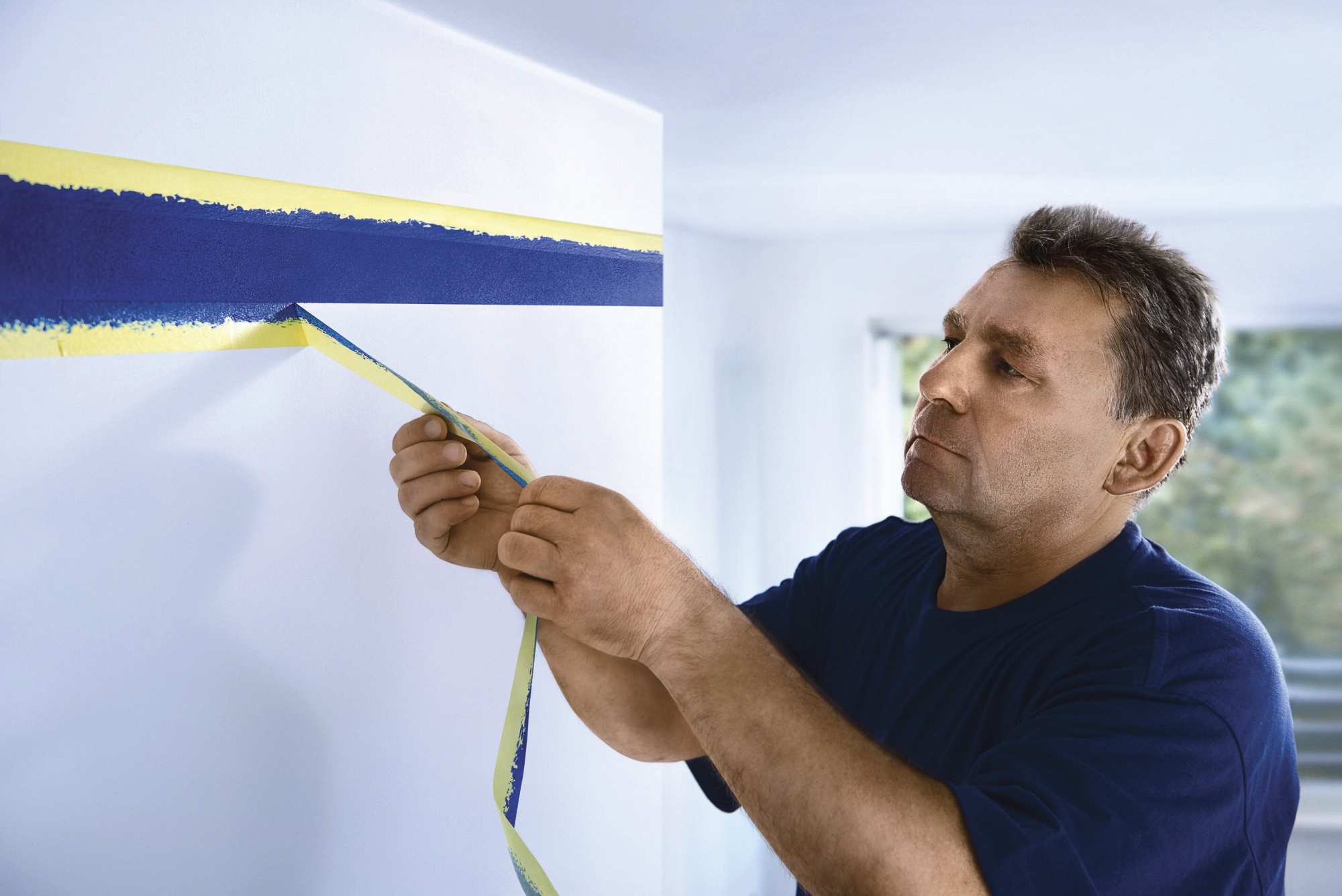 Preview: tesa® Professional 4334 Präzisionskrepp® PLUS, 19 mm x 50 m, 0,09 mm, Gelb, Malerband & Lackierband für perfekte Ergebnisse