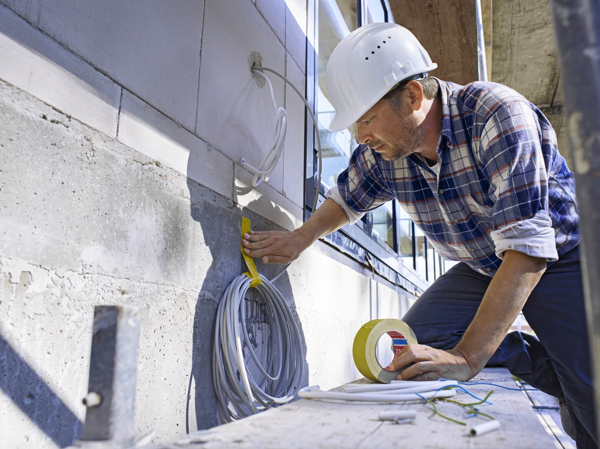 Preview: tesa® Professional Stein- & Betonband 4662, 48 mm x 50 m, 0,23 mm, Gelb, EAN Einzelhandels Variante, Allzweck Gewebeband ideal für Putz- und Mauerwerksarbeiten
