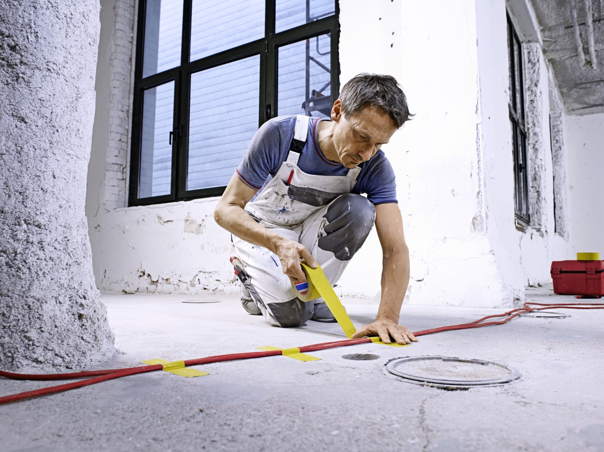 Preview: tesa® Professional Stein- & Betonband 4662, 48 mm x 50 m, 0,23 mm, Gelb, EAN Einzelhandels Variante, Allzweck Gewebeband ideal für Putz- und Mauerwerksarbeiten