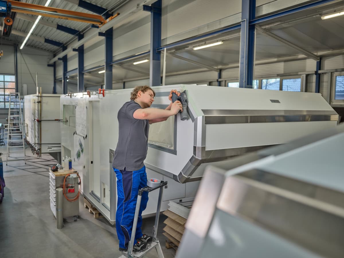 tesa® Gewebeband / Duct Tape 60462, 50 mm x 50 m, 0,215 mm, Silber, Lösemittelfrei, Nachhaltig, Für schwierige Aufgaben