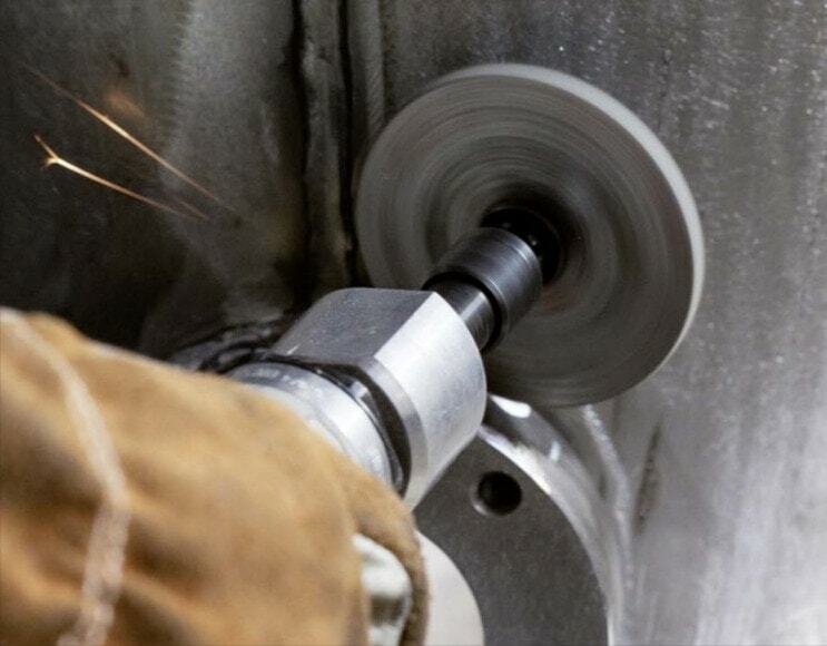 3M™ Scotch-Brite™ EXL XL-UW 03797, Ø 25,4 mm x 25,4 mm, ø 4,76 mm, Härte 8, P240 - 280, A, Coarse, 35.100 U./Min., Verpresste Kompaktscheibe, Für Entgratungs- und Finisharbeiten