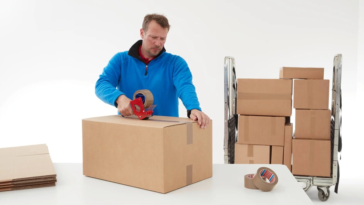 tesapack® PVC Verpackungsklebeband 4100 PVC, 38 mm x 66 m, 0,065 mm, Transparent, Für mittelschwere Versandkartons bis 20 Kg