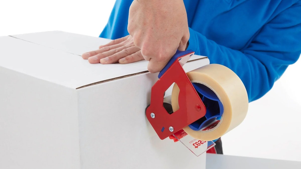 tesapack® PVC Verpackungsklebeband 4100 PVC, 38 mm x 66 m, 0,065 mm, Transparent, Für mittelschwere Versandkartons bis 20 Kg