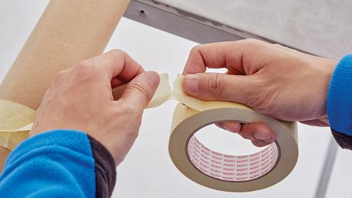 tesa NOPI® 4349, 50 mm x 50 m, 0,11 mm, Beige, Universal Standard Kreppklebeband, Beliebt für allgemeine Abdeck- und Haltezwecke