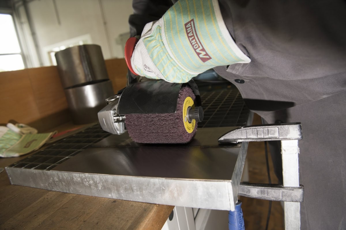 KLINGSPOR NFW 600 S Vlies-Satinierwalze 320254, Ø 110 x 100 mm x 19 mm, P150, A, Medium, Rotbraun, 3.700 U./Min., Aluminiumkorn, Für Edelstahl und Metall Universal
