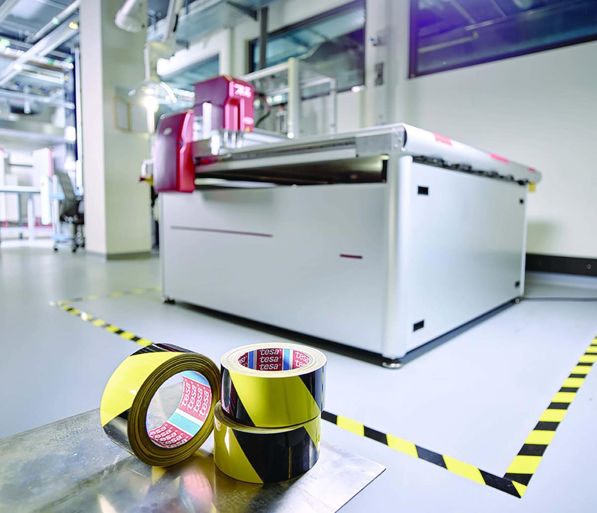 tesa® 60960, 50 mm x 20 m, 0,175 mm, Schwarz/Gelb, Premium Anti-Kratzer Bodenmarkierungsband & Warnklebeband