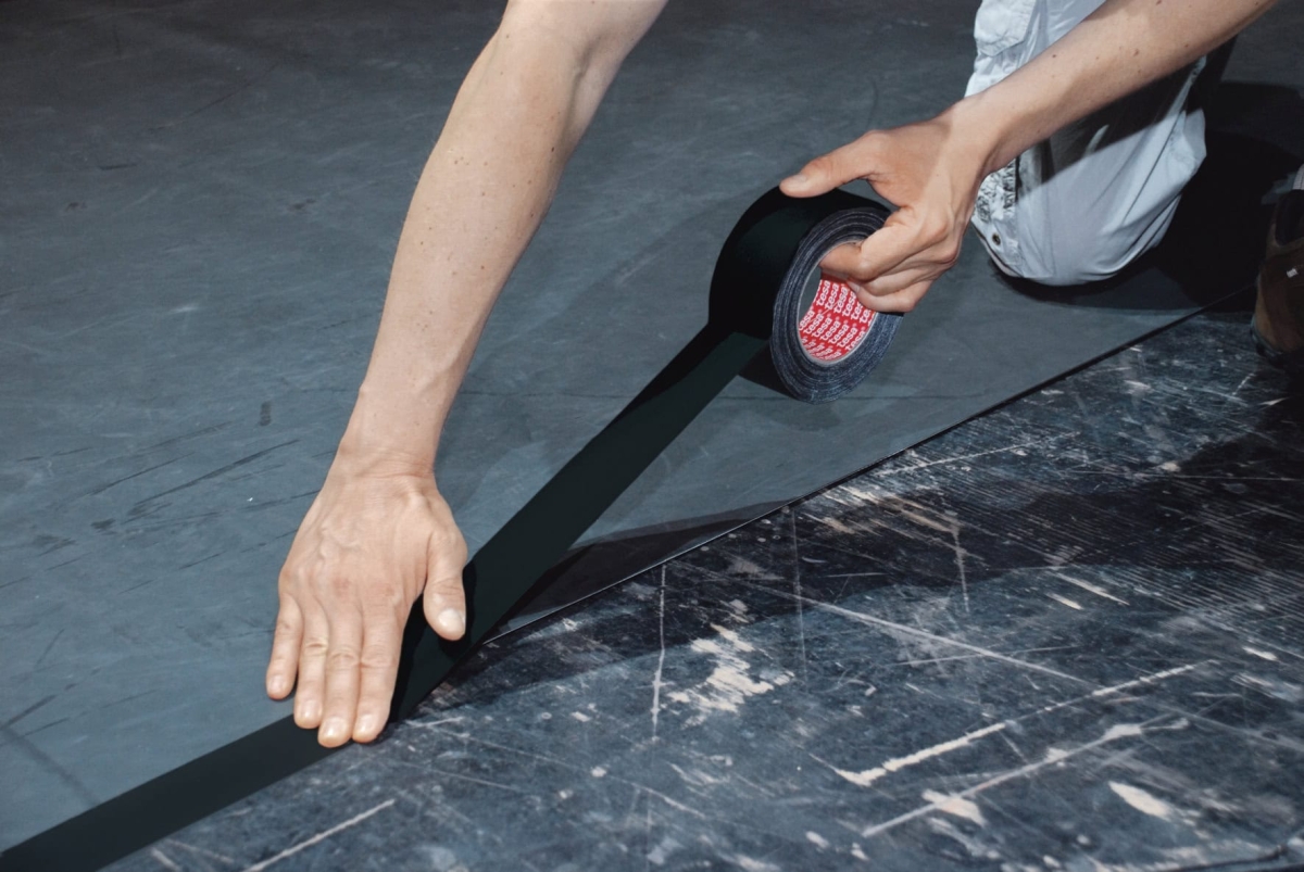 tesaband® Gewebeband 4671, 50 mm x 50 m, 0,28 mm, Schwarz-Matt, Gewebeband, Für Industrie, Produktion, Bühne, Studio und Messen