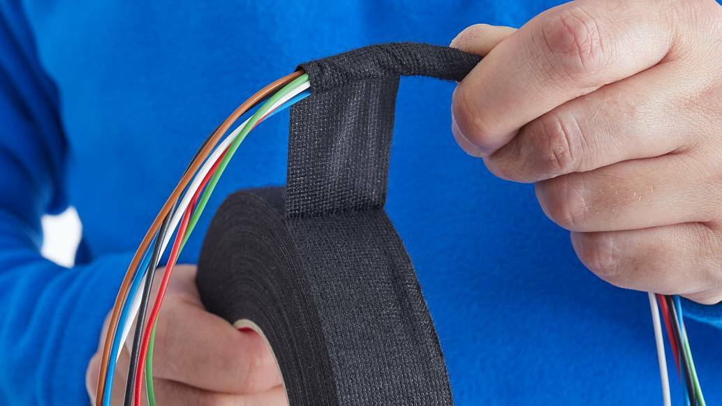 tesa® PET Vliesband / Kabelsatzband 51609, 19 mm x 50 m, 0,28 mm, Schwarz, Geräuschdämmend, Ideal zum Umwickeln von Kabelsätzen
