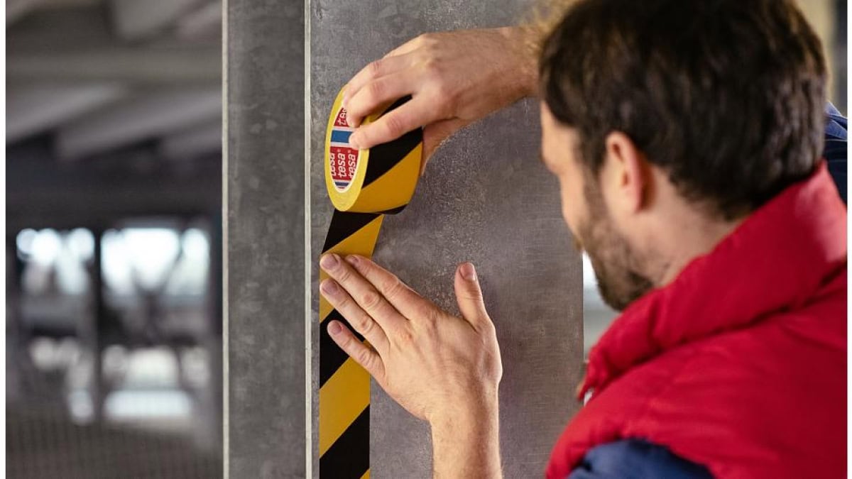 tesa® 58131, 50 mm x 66 m, Rot-Weiß, Signal PREMIUM Markierungsklebeband