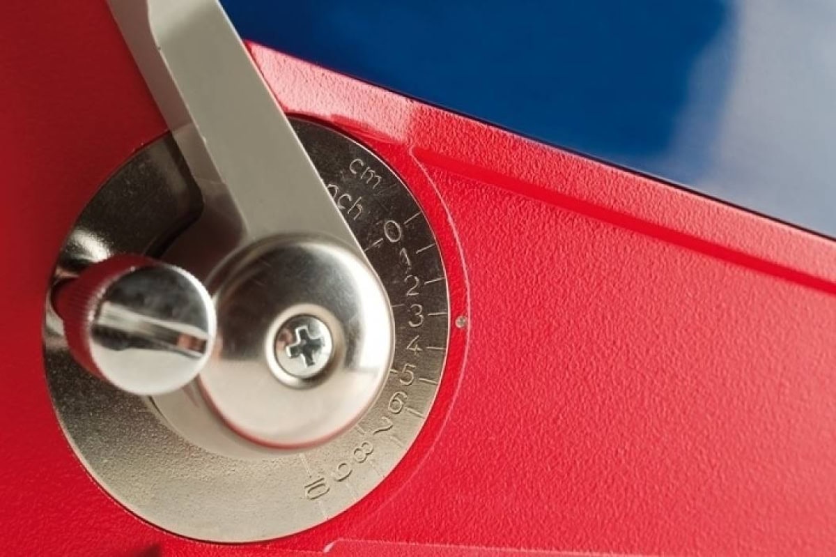 tesa® Automat 6038, 30 mm Aufnahme, 1 - 100 mm Spendelänge, Halbautomatischer Tischabroller